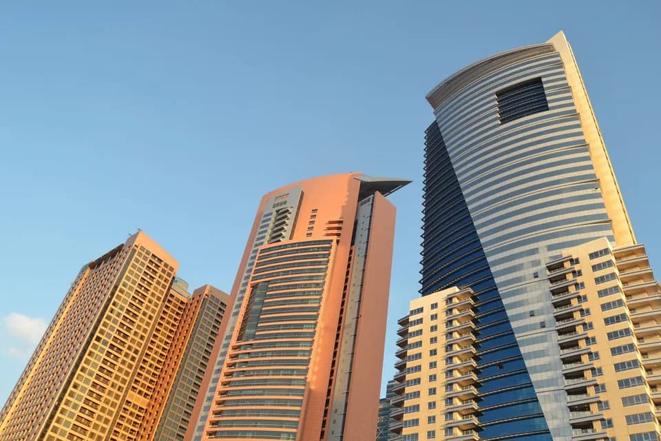 برج سكني قرب البحر